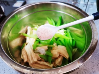 15、腐竹拌芹菜,鸡粉