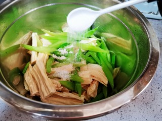 16、腐竹拌芹菜,白糖