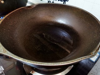 17、腐竹拌芹菜,菜籽油烧至冒烟