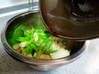 18、腐竹拌芹菜,泼在食材上