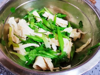 21、腐竹拌芹菜,快速搅拌均匀即可上桌