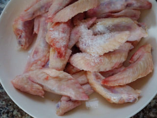 3、香辣鸡翅尖,加入少许盐