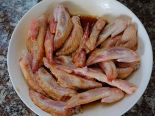 5、香辣鸡翅尖,再加入少许生抽和料酒搅拌腌制半小时入味