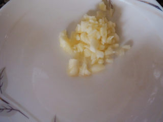 6、香辣鸡翅尖,准备适量的蒜泥