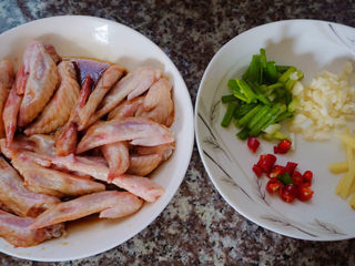 10、香辣鸡翅尖,这样食材都已经准备好啦