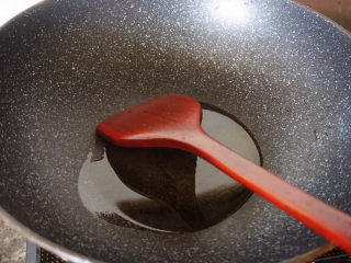 11、香辣鸡翅尖,锅内热锅下油