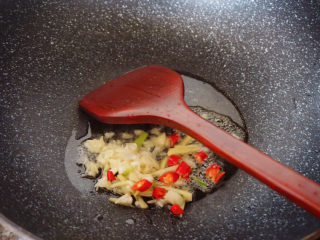 12、香辣鸡翅尖,倒入蒜泥姜片红米椒爆炒