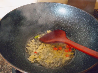 13、香辣鸡翅尖,爆炒至香味溢出