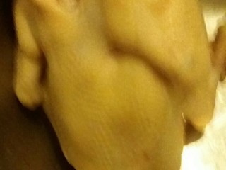 5、白切鸡,把鸡竖着放，沥干水分。