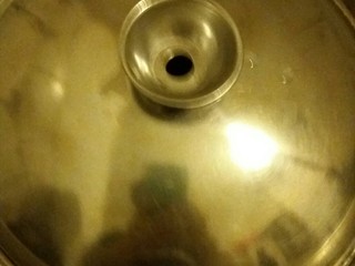 6、白切鸡,拿一个桶形汤锅。