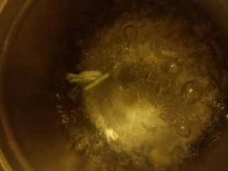7、白切鸡,放清水烧开，水量最好能没过鸡身，放入两片姜和一段葱白，煮5分钟。