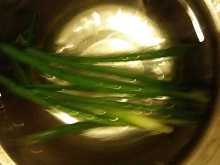 11、白切鸡,姜去皮洗干净，葱洗干净，倒碗凉开水泡一下。