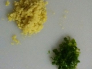 12、白切鸡,姜拍烂，剁成蓉，葱切小粒。