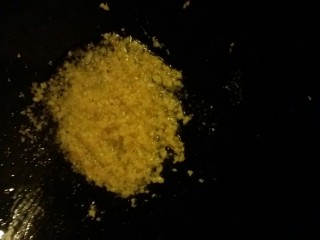 13、白切鸡,锅里倒适量油烧熟，拿起一点备用，然后放姜蓉炒几下，再放适量盐拌匀，把炒香的姜蓉倒进一只小碟里，上面洒点葱花。