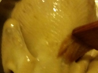 16、白切鸡,捞起来用干净的干布擦干水分，扫熟花生油在鸡身上，使鸡皮色泽光亮。