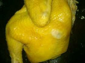 17、白切鸡,先把鸡斩开两边，再斩成大小均匀的块状。