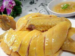 18、白切鸡, 摆成鸡形，右上角摆花装饰！