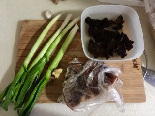 1、蒜苗木耳炒猪耳,食材合照：蒜苗四根，干木耳数朵温水泡发，姜一小块，窦婆婆卤的猪耳朵一只（窦婆婆卤的猪耳朵太香了，忍不住直接切了一块吃了，好好吃????）