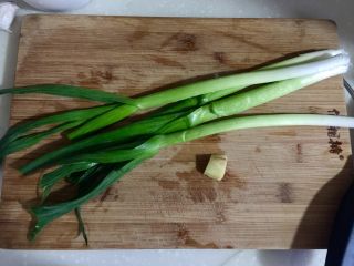 2、蒜苗木耳炒猪耳,蒜苗择好，姜去皮，一同洗净