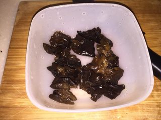 5、蒜苗木耳炒猪耳,泡发好的木耳在流动水下揉搓洗净