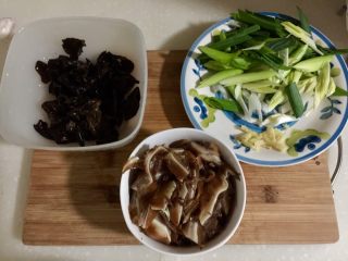 7、蒜苗木耳炒猪耳,全部食材改刀准备好