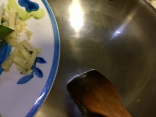 8、蒜苗木耳炒猪耳,热锅冷油，加入姜丝煸香