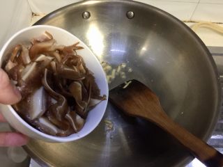 9、蒜苗木耳炒猪耳,加入猪耳中小火煸炒两分钟