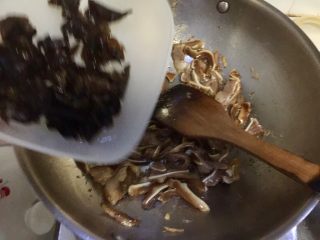 11、蒜苗木耳炒猪耳,加入木耳翻炒一分钟