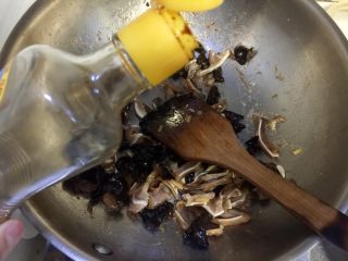 12、蒜苗木耳炒猪耳,添加少许味极鲜翻炒均匀，卤猪耳本身就有咸味