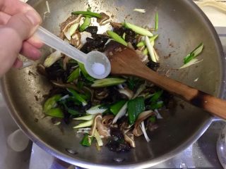 15、蒜苗木耳炒猪耳,尝下咸淡，根据个人口味添加少许食盐，翻炒均匀即可出锅