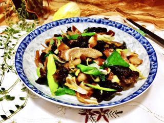 17、蒜苗木耳炒猪耳,成品