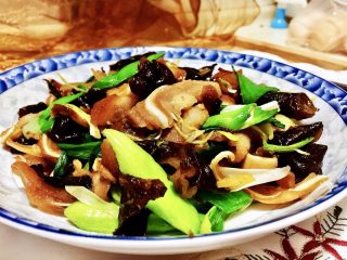 18、蒜苗木耳炒猪耳,猪耳富含胶质，又脆又韧，咬起来口感很棒十分过瘾????，添加蒜苗木耳，营养丰富，感兴趣的宝宝们，快来动手试试吧????