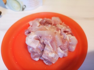 2、红烧鸡肉香菇,把鸡腿肉切成块儿。