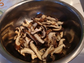 4、红烧鸡肉香菇,香菇切丝。
