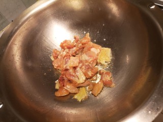 7、红烧鸡肉香菇,加鸡肉翻炒。一直炒到鸡肉微熟。