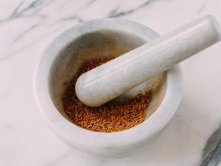 4、风琴土豆, 用研钵把孜然籽磨碎。