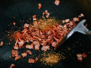 5、风琴土豆,把腊肉切小片炒熟，加辣椒、孜然和葱花。