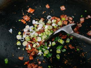 6、风琴土豆,再把葱放进去。风琴土豆的灵魂就有啦！