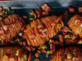 11、风琴土豆,腊肉的咸香搭配土豆的鲜脆，再有葱花孜然等调理的混搭。