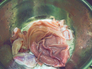 1、胡椒猪肚鸡,将猪肚用盐腌制十分钟