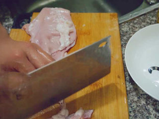 3、胡椒猪肚鸡,将猪肚切成段