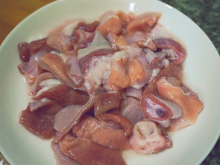 4、胡椒猪肚鸡,猪肚切好备用