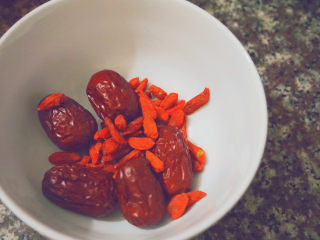 6、胡椒猪肚鸡,准备好红枣枸杞