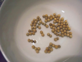 7、胡椒猪肚鸡,准备适量胡椒