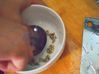 8、胡椒猪肚鸡,将胡椒压碎，这样煮汤才入味哦