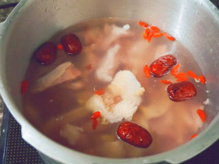 9、胡椒猪肚鸡,把猪肚、鸡肉倒入高压锅内，加水加药材～