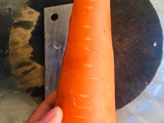 1、清炒胡萝卜丝,胡萝卜洗干净削皮