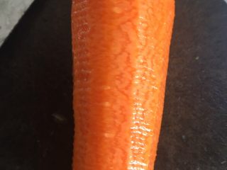 2、清炒胡萝卜丝,削皮后切丝