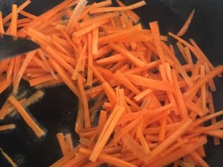 3、清炒胡萝卜丝,起锅热油放入胡萝卜爆炒