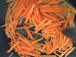 4、清炒胡萝卜丝,加入盐和鸡精